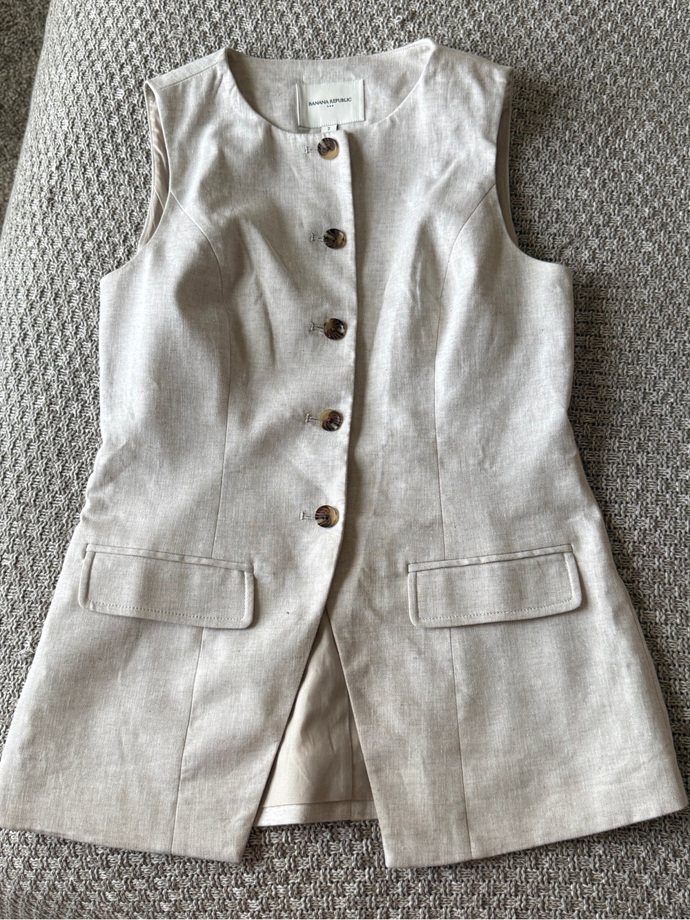 Banana Republic Linen-Blend Sleeveless Vest in Cream